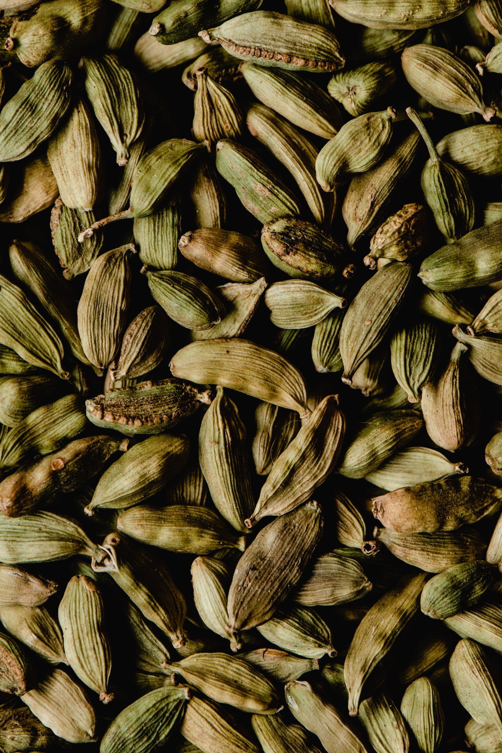 Bold green cardamom capsules graded by size